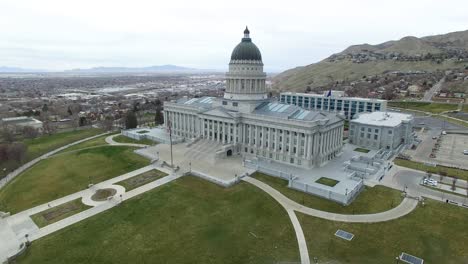 Primer-Plano-Aéreo-Del-Edificio-Del-Capitolio-Del-Estado-De-Utah