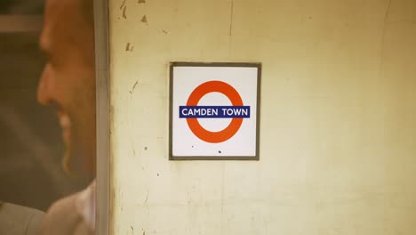 Cartel-Con-El-Logotipo-En-La-Pared-De-La-Estación-De-Metro-De-Camden-Town-En-Londres,-Reino-Unido