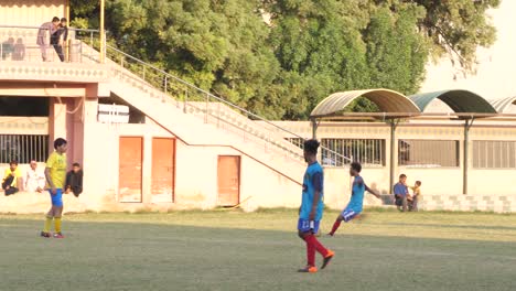 Niños-De-La-Escuela-Jugando-Al-Fútbol-En-Las-Horas-De-La-Tarde-En-El-Campo