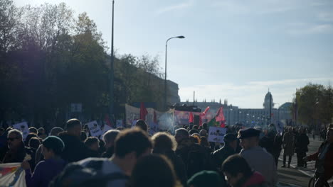 Gran-Protesta-Contra-La-Crisis-En-Berlín,-Multitud-De-Personas-En-Las-Calles-De-Berlín,-Alemania