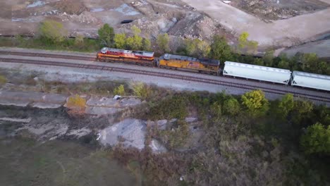 Vista-Aérea-Alrededor-De-Un-Tren-De-Carga,-Mañana-Soleada-En-Houston,-Texas-Usa---Dando-Vueltas,-Disparo-De-Drones