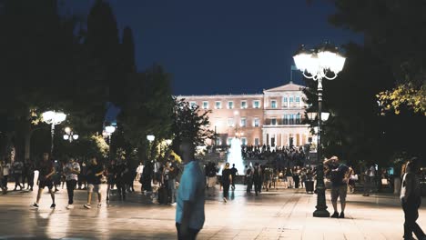 La-Gente-Se-Reúne-En-La-Plaza-Syntagma-En-Las-Noches-De-Verano-En-Atenas