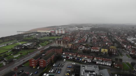 Un-Video-De-Dron-De-Niebla-Por-La-Mañana-De-Skegness-En-Lincolnshire,-Reino-Unido