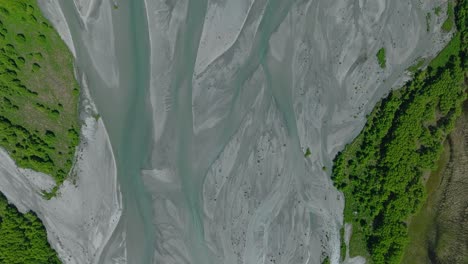 Rees-River-flowing-through-grey-sand-sediment-bottomland,-top-down