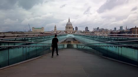 Lapso-De-Tiempo-De-Viajeros-Y-Peatones-Caminando-Por-El-Puente-Del-Milenio,-Londres-Con-La-Catedral-De-San-Pablo-Al-Fondo,-Temprano-En-La-Mañana