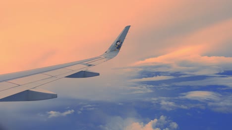 Luftfensteraufnahme-Aus-Dem-Flugzeug-Während-Des-Sonnenuntergangs