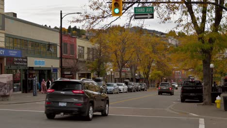 Un-Día-Nublado-De-Otoño-En-El-Centro-De-Kamloops-Muestra-A-Peatones-Y-Automóviles-Cruzando-La-Calle-Victoria-Y-La-Tercera-Avenida