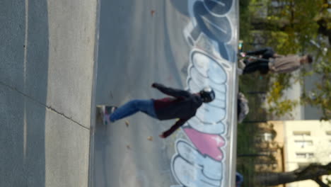 Video-Vertical-De-Un-Joven-Patinador-Que-Cae-En-Una-Rampa-Con-Su-Patineta