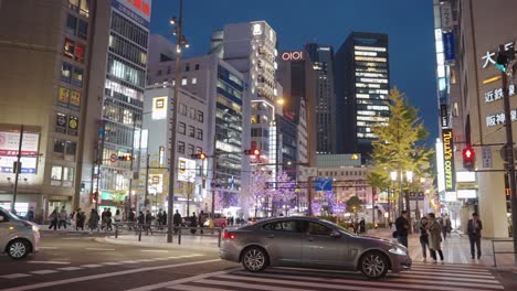 El-Centro-De-Osaka-En-Invierno,-Las-Calles-Iluminadas-Y-La-Ciudad-Al-Fondo