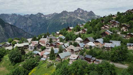 Friedliches-Bergdorf-Villard-Reculas-In-Alpe-D&#39;-Huez,-Französische-Alpen---Luftwagen-Nach-Vorne