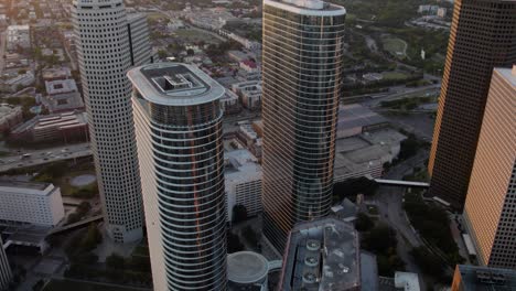 Luftaufnahme-Rund-Um-Die-1500-Louisiana-Street,-Sonnenuntergang-In-Houston,-USA---Umlaufbahn,-Drohnenaufnahme