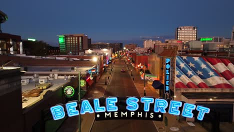 Estación-De-Policía-Con-Bandera-Americana-En-El-Cartel-De-La-Calle-Beale-En-Memphis-Tennessee