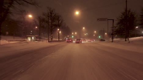 Reisen-Durch-Die-Verschneiten-Straßen-Von-Helsinki-Mit-Fallendem-Neuschnee