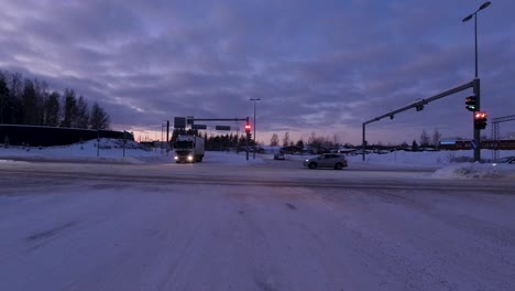 Statische-Pov-aufnahme,-Die-Mit-Anderen-Autos,-Die-In-Helsinki-Fahren,-An-Der-Ampel-Sitzt