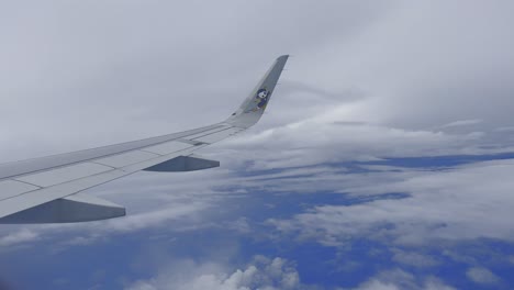 Luftfensteransicht-Vom-Flugzeug-Am-Sonnigen-Tag