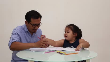 Indonesia---18-De-Diciembre-De-2022:-Niña-Asiática-Que-Estudia-Para-Escribir-Con-Su-Padre