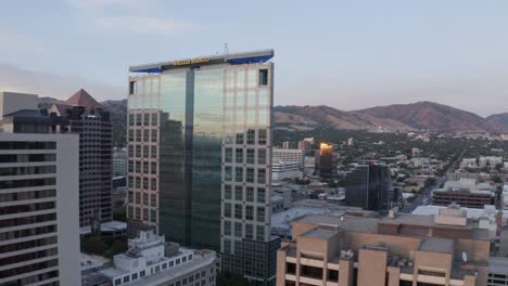 Aerial-of-the-Wells-Fargo-skyscraper-in-downtown-Salt-Lake-City