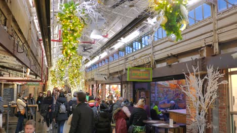 Christmas-Shoppers-Inside-The-Chelsea-Market-In-New-York-City,-New-York,-USA