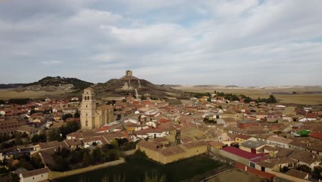 Ruinen-Der-Kirche-Von-El-Salvador-Aus-Dem-18.-Jahrhundert-Und-Der-Kirche-Von-San-Martin-Provinz-Valladolid,-Palast-Von-Ulloa,-Castilla-Y-León,-Spanien