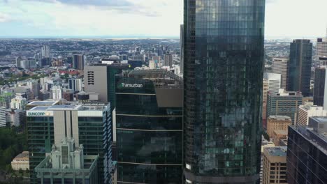 Luftaufnahme-Nach-Unten,-Fliegen-Sie-Um-Den-Transurban-Corporate-Office-Tower-Und-Das-Wolkenkratzer-Wohngebäude-Mit-Einer-Residenz-Herum,-Das-Das-Stadtbild-Der-Innenstadt-Von-Brisbane-City-Central-Business-District-Einfängt