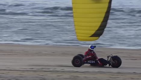 Kite-Buggy-Con-Cometa-Amarilla-En-La-Playa-En-Cámara-Lenta-120fps