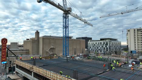 Los-Trabajadores-De-La-Construcción-Construyen-Una-Torre-De-Rascacielos-En-El-Centro-De-Memphis,-Tennessee