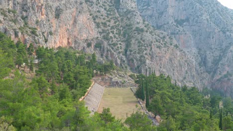 Das-Stadion-Von-Delphi-Liegt-Auf-Dem-Höchsten-Punkt-Der-Archäologischen-Stätte-Von-Delphi