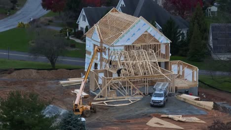 Bauarbeiter-Installieren-Dachstühle-Auf-Dem-Neuen-Haus