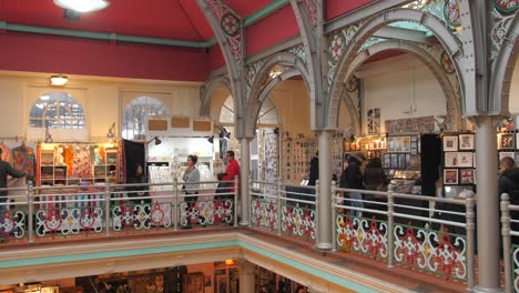 Camden-Lock-Covered-Market-With-Stalls-And-Shoppers-In-London,-United-Kingdom