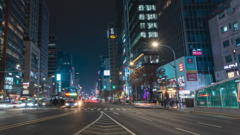 Zeitrafferautos,-Die-Sich-Nachts-In-Der-Gangnam-Street-Auf-Beiden-Seiten-In-Der-Nähe-Des-Einstiegsbereichs-Des-Busbahnhofs-Bewegen---Blick-Auf-Die-Straßenmitte