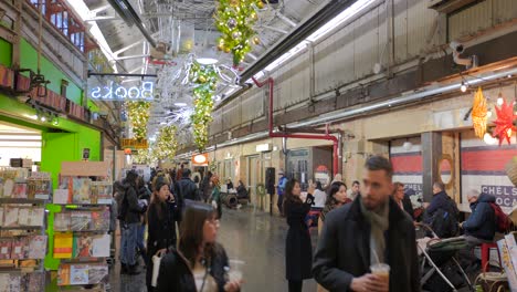 Interior-Del-Mercado-De-Chelsea-Decorado-Con-Adornos-Navideños-Durante-La-Temporada-Navideña-En-Manhattan,-Nueva-York