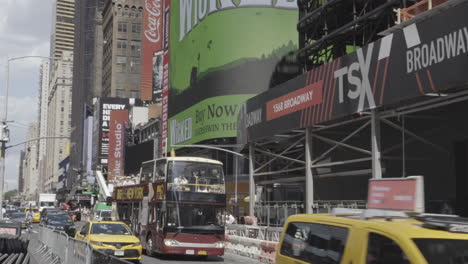 Toma-De-Seguimiento-De-Un-Autobús-Turístico-Descapotable-Que-Muestra-A-La-Gente-Alrededor-De-La-Ciudad