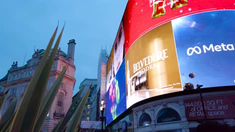 Glatte-Stabilisierte-Kamerafahrt-Von-Großen-Digitalen-Werbetafeln-Des-Piccadilly-Circus