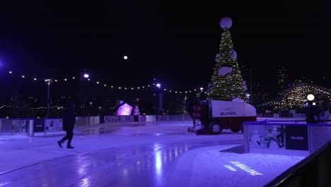 9.-Dezember-2022---Eisbearbeitungsmaschine-Vom-Typ-Zamboni-Auf-Der-Glide-Battersea-Eisbahn-Bei-Nacht