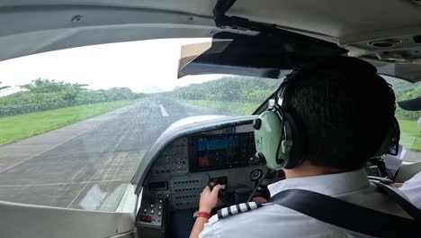 Einmotoriges-Flugzeug-Startet-Mit-Pilot-Und-Copilot,-Der-In-Den-Ozean-Eintaucht,-Luftcockpit-Handheld-Ansicht