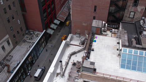 Kran,-Der-Neue-Klimaanlagen-über-Gebäuden-Und-Straßen-In-Unterem-Manhattan,-Nyc,-Usa,-Hebt-Und-Eine-Drohnenaufnahme-Enthüllt