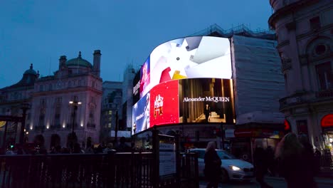 Los-Peatones-Iluminados-Por-Brillantes-Pantallas-Publicitarias-En-Picadilly-Circus,-Westminster,-Londres,-Reino-Unido.