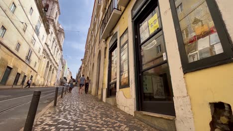 Gente-Caminando-En-El-Centro-De-Lisboa