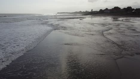 Antenne:-Drohnenaufnahme-Entlang-Eines-Strandes-In-Bali-Während-Des-Sonnenuntergangs