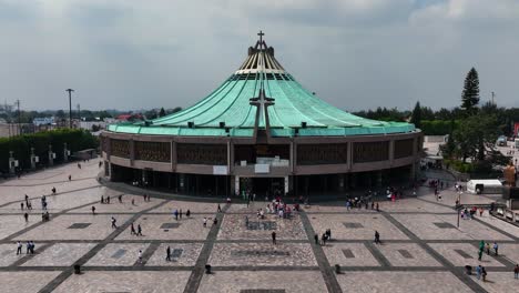 Vista-Aérea-Baja-Hacia-La-Basílica-Santa-María-De-Guadalupe-En-El-Soleado-México