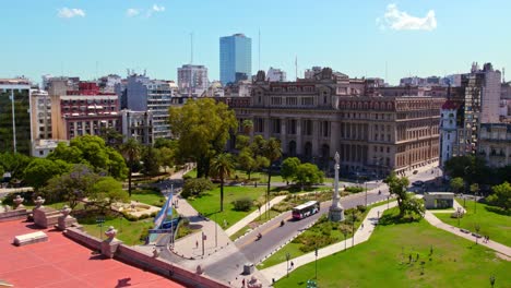 Plaza-Lavalle-Und-Justizpalast-Der-Argentinischen-Nation-Luftdrohne-über-Der-Stadt-Buenos-Aires,-Argentinien-Bei-Tageslicht,-Nationalflaggen-Wehen-Im-Park