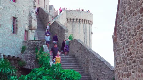 Gente-Bajando-Las-Escaleras-En-Mont-saint-michel,-Normandía,-Francia