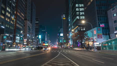 Tráfico-De-La-Calle-Gangnam-Por-La-Noche---Coches-Que-Se-Mueven-A-Ambos-Lados-En-Seúl---Lapso-De-Tiempo-Dinámico