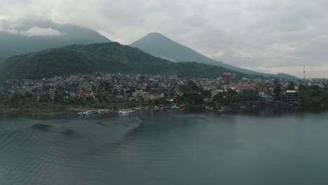 Ciudad-De-Santiago-En-La-Orilla-Del-Lago-Atitlan-En-Medio-De-Los-Volcanes-En-Guatemala