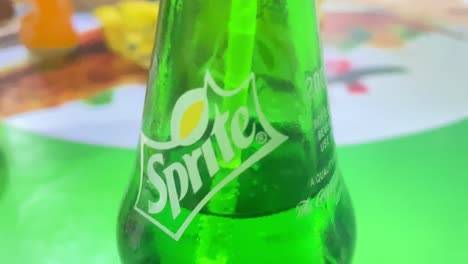 Person-Trinkt-Sprite-Soda-Mit-Strohhalm-Aus-Grüner-Flasche,-Nahaufnahme-Pov