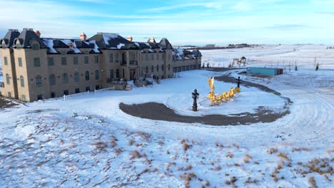 Goldene-Statuen-Von-Pferden-Und-Einem-Streitwagen-Vor-Einer-Residenz-Im-Ländlichen-Alberta