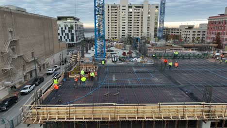 Trabajadores-De-La-Construcción-Y-Empleados-Manuales-Construyen-Un-Nuevo-Edificio-De-Oficinas-En-El-Centro-Urbano-De-Los-Ee.uu.