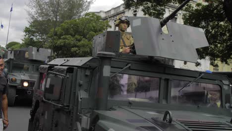 Soldado-Opera-Una-Torreta-En-Un-Vehículo-Blindado-Militar-Mientras-Desfila-Por-Las-Calles-De-La-Ciudad-De-San-Salvador-Durante-La-Celebración-Del-Día-De-La-Independencia-Del-País