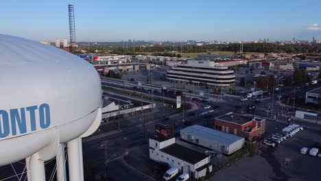 Cerca-De-La-Torre-De-Agua-De-La-Ciudad-De-Toronto-En-El-Distrito-Comercial-Golden-Mile-De-Scarborough