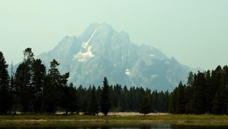 Naturlandschafts-Zeitlupenaufnahme-Der-Majestätischen-Bergkette-Des-Grand-Teton-Nationalparks-Auf-Einer-Wanderung-In-Der-Nähe-Von-Colter-Bay